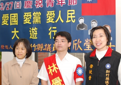同盟會後代羅佩禎教授(左)扮演林覺民青年盧敬傑(中)