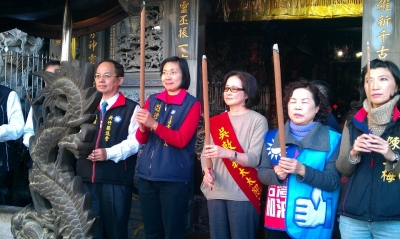 2011-12-28陪同吳敦義院長夫人到橫山鄉國王宮參拜，拜票