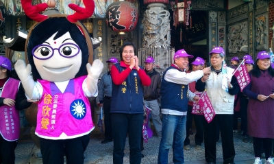 2011-12-28欣瑩帶著欣瑩娃娃到橫山村國王宮真情拜票，受到鄉親熱情歡迎
