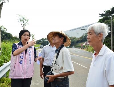 徐欣瑩與三合老村長及巨埔里長在華映出水口前討論污染案