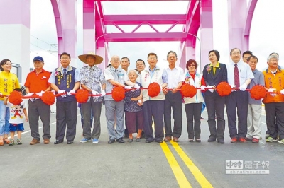 新竹縣連接竹科與竹北高鐵地區的「興隆大橋」15日熱鬧通車，未來將打通兩地的交通瓶頸。（陳育賢攝）