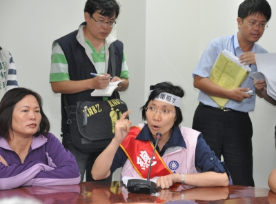 徐欣瑩在環保署提出限期排放訴求